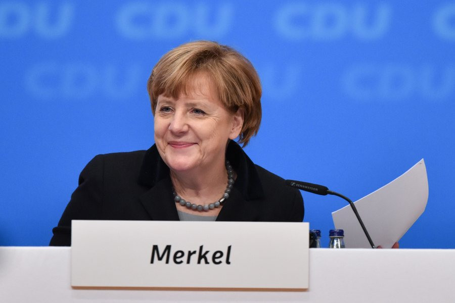 CDU: «Ναι» στην πολιτική της Μέρκελ για το προσφυγικό και επιφυλάξεις από Σόιμπλε