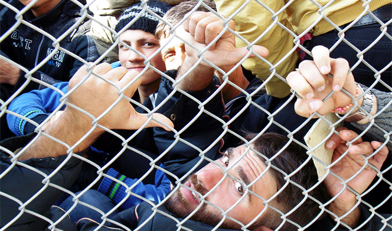 Οριστικά στο γήπεδο χόκεϊ του Ελληνικού οι πρόσφυγες