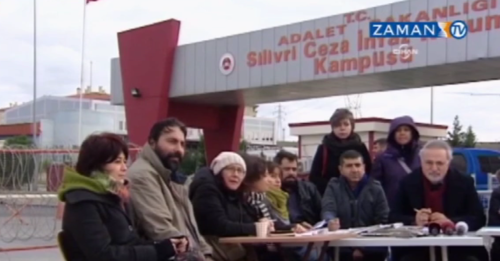 Οι συντάκτες της Τζουμχουριέτ έκαναν σύσκεψη έξω από τις τουρκικές φυλακές [ΒΙΝΤΕΟ]