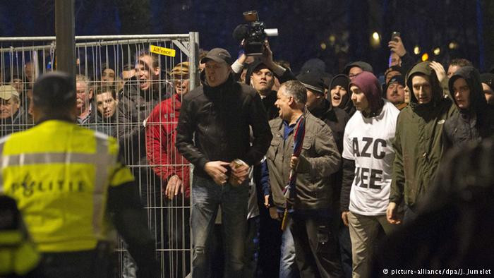 Έκρηξη ρατσισμού στην Ολλανδία: Άγρια επεισόδια για ένα κέντρο προσφύγων [ΒΙΝΤΕΟ]