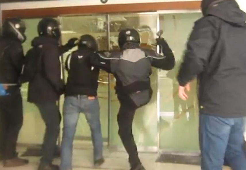 Βίντεο: Η επίθεση του Ρουβίκωνα στα γραφεία του Τειρεσία
