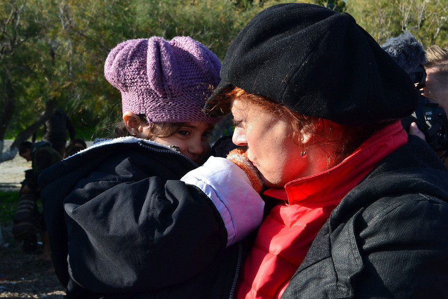 Η Σούζαν Σάραντον και η πεντάχρονη προσφυγοπούλα στη Λέσβο [ΦΩΤΟΓΡΑΦΙΕΣ]