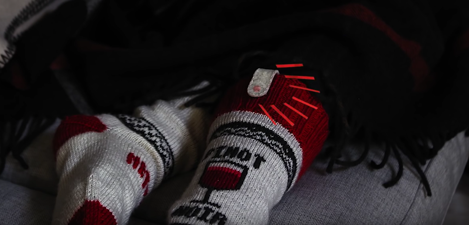 Κάλτσες που κάνουν pause όταν σε παίρνει ο ύπνος [ΒΙΝΤΕΟ]