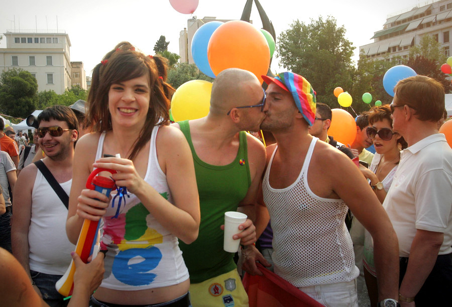 Ομοφυλόφιλοι φιλιούνται μπροστά στην μητρόπολη και στέλνουν… περιττώματα στον Αμβρόσιο