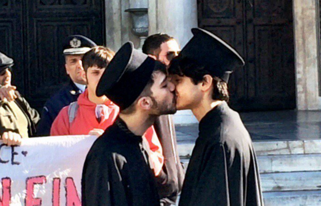 Ομοφυλόφιλοι ντυμένοι παπάδες φιλιούνται έξω από την Μητρόπολη απαντώντας στον Αμβρόσιο