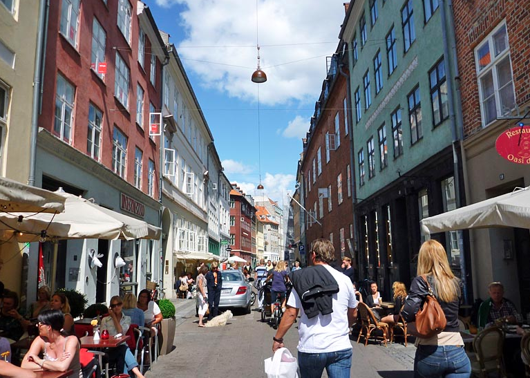 Τέλος στο ρευστό βάζει η Δανία – Πληρωμές μέσω κάρτας ή κινητού