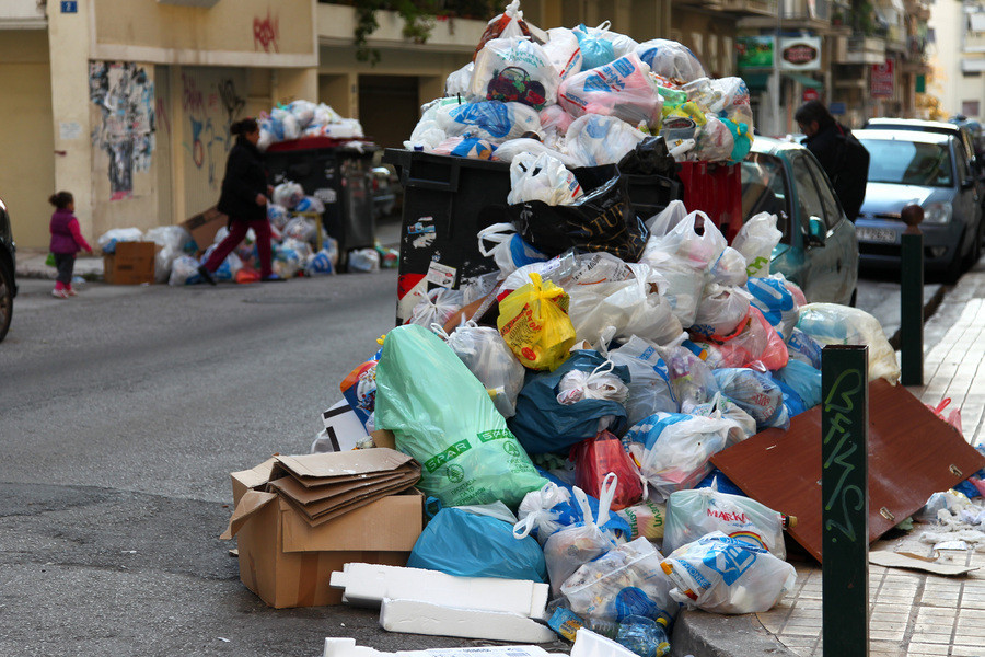 Γιορτές με σκουπίδια κάνουν οι κάτοικοι της Ζακύνθου