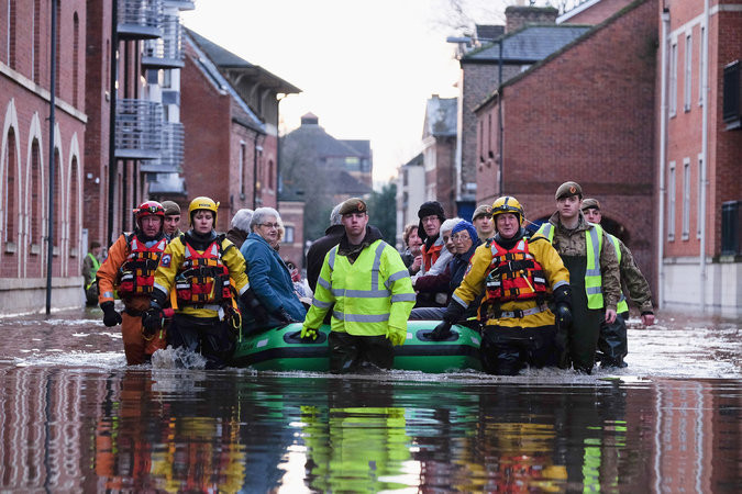 Οι πλημμύρες βγάζουν τον στρατό της Βρετανίας στο δρόμο