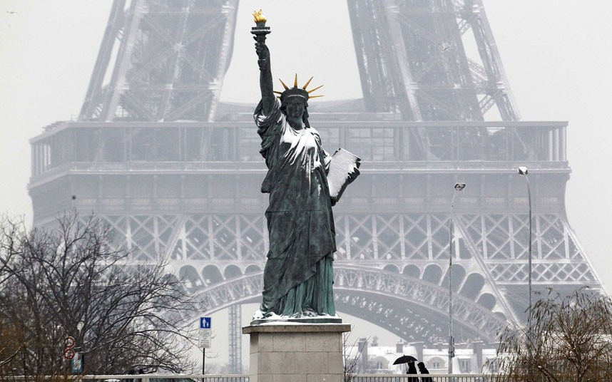 Το Άγαλμα της Ελευθερίας τα λέει στο Twitter με τον Πύργο του Άιφελ
