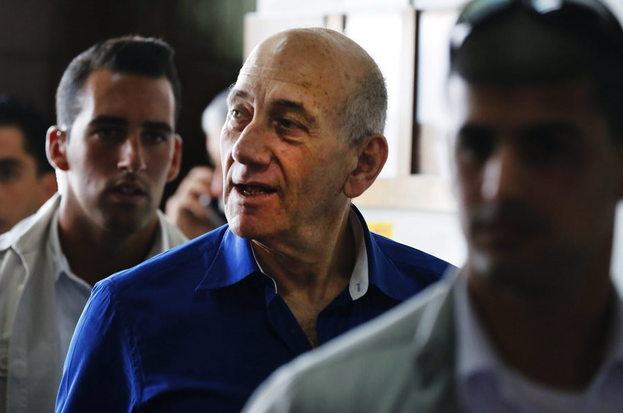 Στη φυλακή για πρώτη φορά πρώην πρωθυπουργός του Ισραήλ