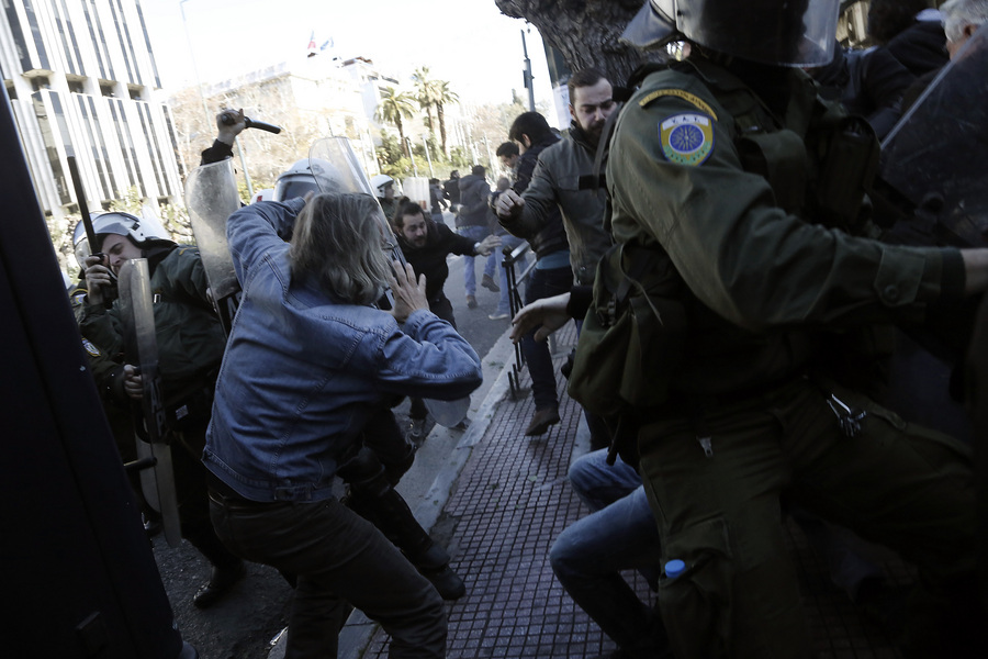 Χημικά και ξύλο κατά του ΠΑΜΕ στην πορεία για το Ασφαλιστικό [ΦΩΤΟΓΡΑΦΙΕΣ και ΒΙΝΤΕΟ]