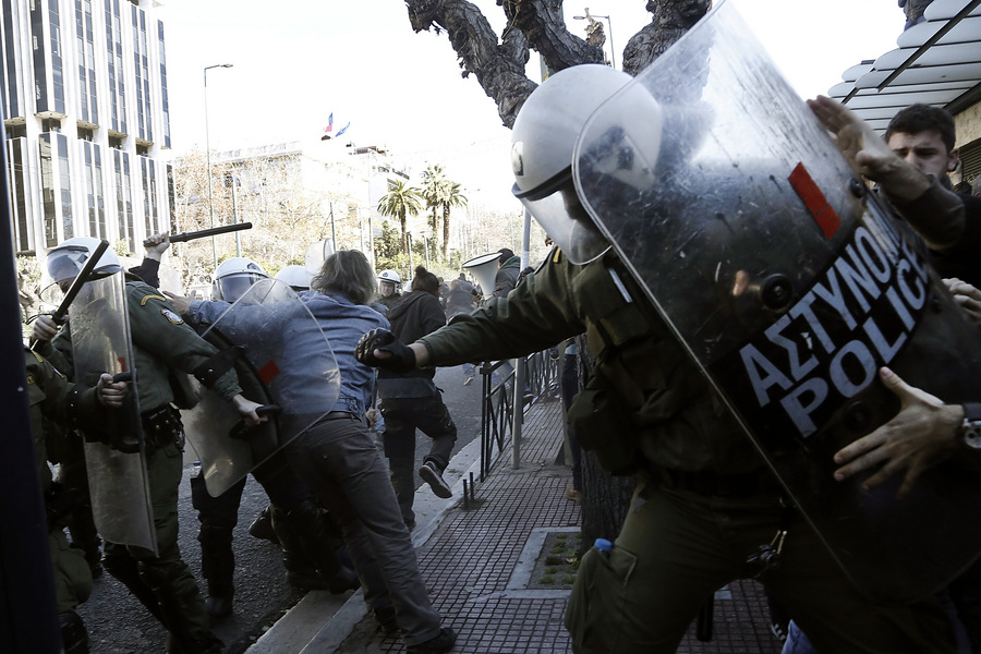 ΕΔΕ για τα χημικά και τα γκλοπ εναντίον του ΠΑΜΕ