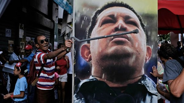 Αποκαθήλωση του Τσάβες – Η αντιπολίτευση κατέβασε τα κάδρα του από τη Βουλή [BINTEO]