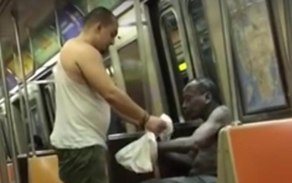 Έβγαλε τα ρούχα του στο μετρό και τα φόρεσε σε άστεγο [ΒΙΝΤΕΟ]