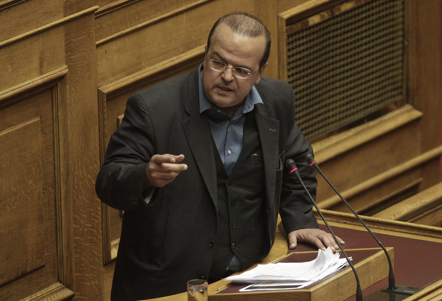 Βουλευτής του ΣΥΡΙΖΑ προτείνει «συνδρομή» στο δημόσιο σχολείο και το κόμμα τον «αδειάζει»