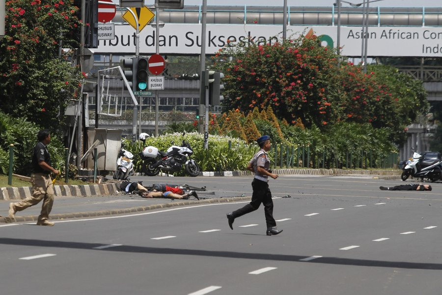 Πολλαπλές επιθέσεις καμικάζι στη Τζακάρτα – Επτά νεκροί