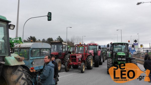 Στον Προμαχώνα κατασκήνωσαν αγρότες από τις Σέρρες – 700 τρακτέρ στο τελωνείο