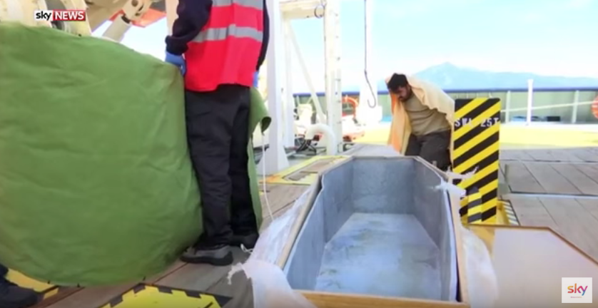 Λιμενικοί αναγκάζουν Τούρκο διακινητή να δει τα πτώματα παιδιών [ΒΙΝΤΕΟ]