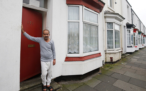 Βρετανία όπως Ναζί: Βάφουν κόκκινες τις πόρτες των σπιτιών που μένουν πρόσφυγες