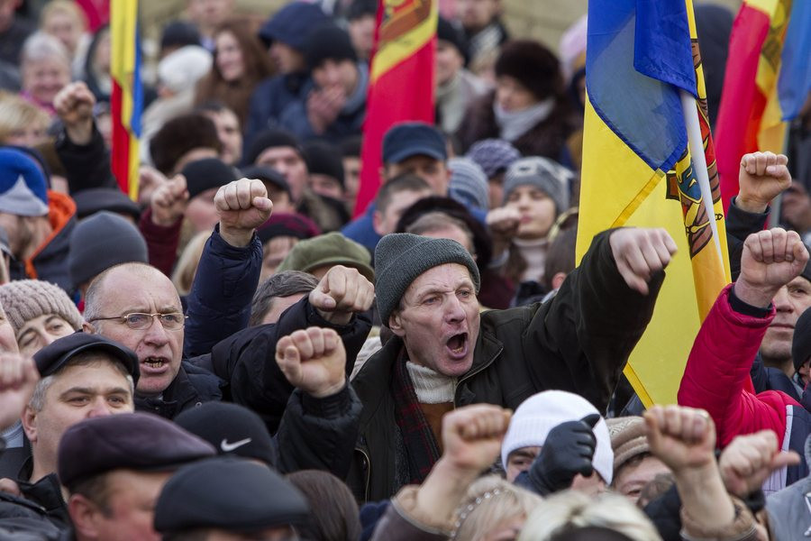 Διαδηλωτές εισέβαλαν στη Βουλή της Μολδαβίας [BINTEO]