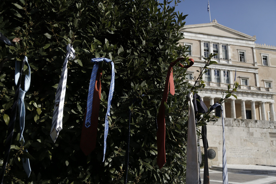 Γραβάτα Rossa: Οι δικηγόροι κρέμασαν τις γραβάτες τους στη Βουλή