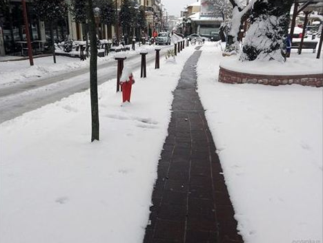 Θερμαινόμενα πεζοδρόμια στο Καρπενήσι καθαρίζουν το χιόνι