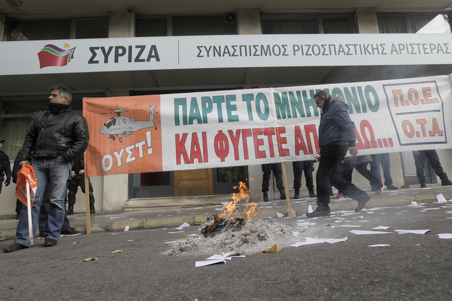 Εργαζόμενοι της ΠΟΕ-ΟΤΑ καίνε το μνημόνιο έξω από τα γραφεία του ΣΥΡΙΖΑ [ΒΙΝΤΕΟ]