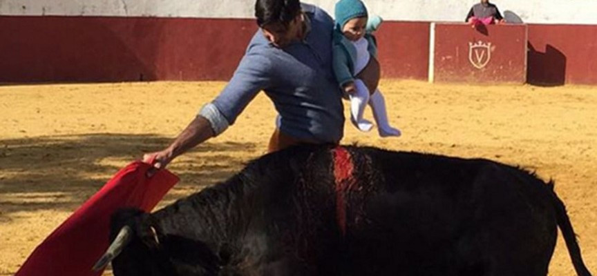 Ταυρομάχος στην Ισπανία μπήκε στην αρένα με μωρό – Θύελλα αντιδράσεων