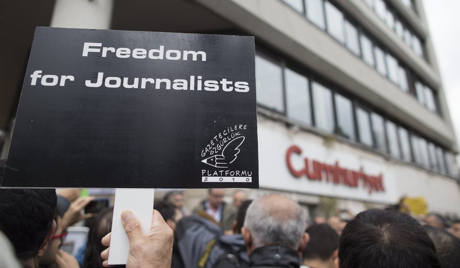 Ισόβια σε δημοσιογράφους της Cumhuriyet ζητά ο εισαγγελέας στην Τουρκία