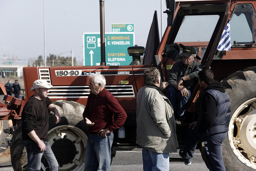 Μπλόκαραν τον δρόμο προς το «Ελευθέριος Βενιζέλος» οι αγρότες των Μεσογείων