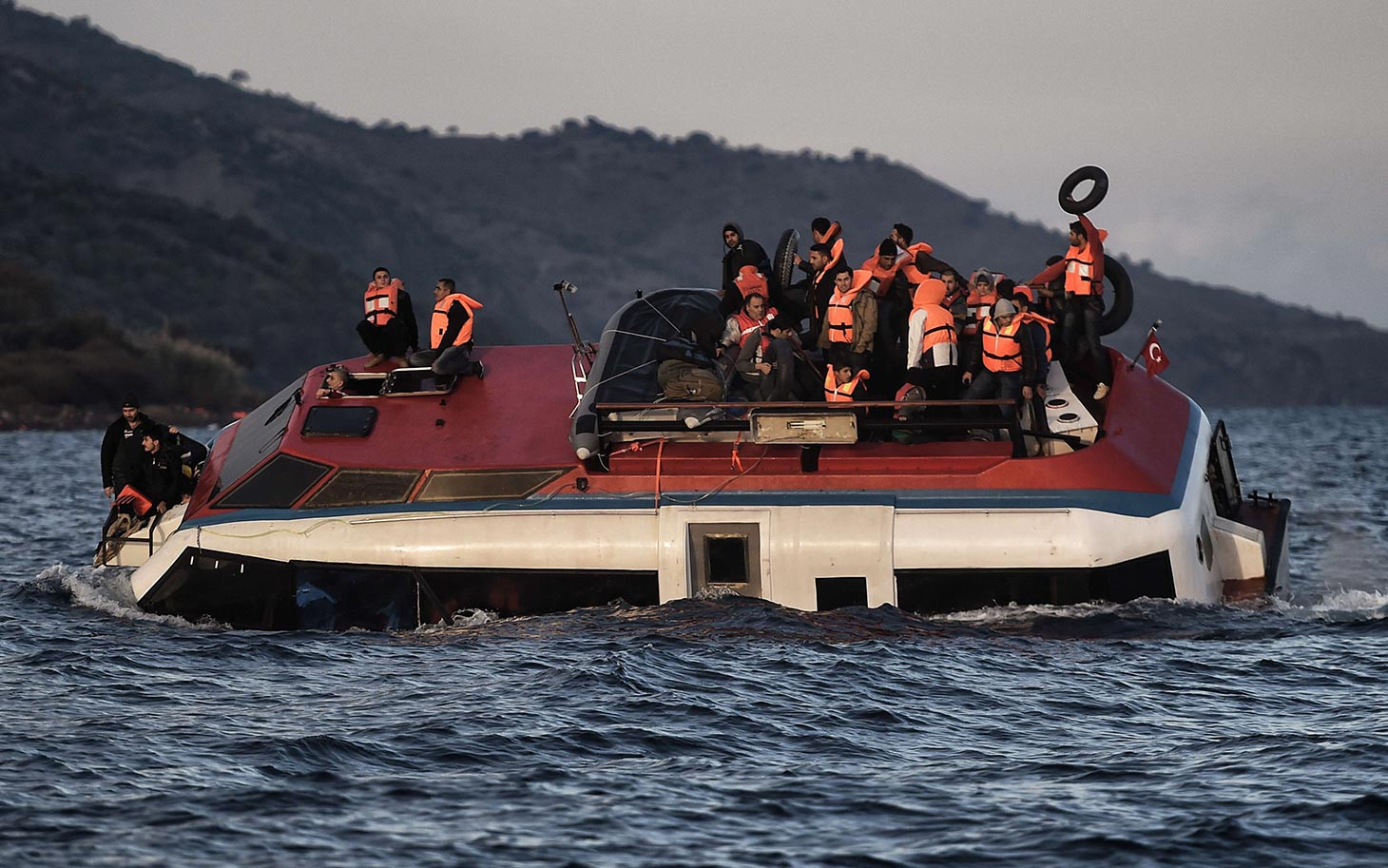 Δεκάδες νεκροί σε νέο προσφυγικό ναυάγιο