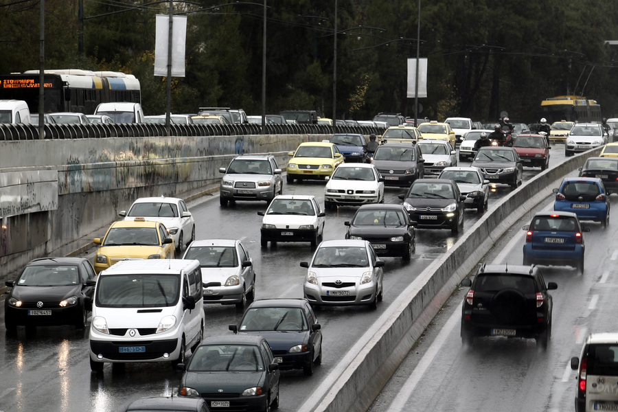 Αναποδογύρισε νταλίκα και μπλόκαρε τον Κηφισό