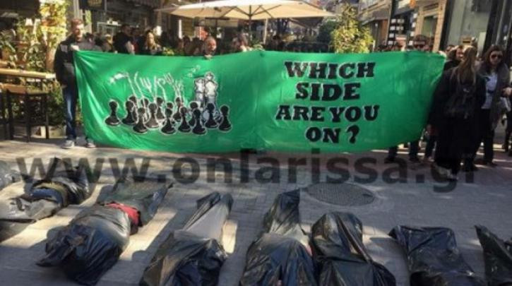 Μπήκαν σε μαύρες σακούλες για να διαμαρτυρηθούν για τους πρόσφυγες [ΒΙΝΤΕΟ]