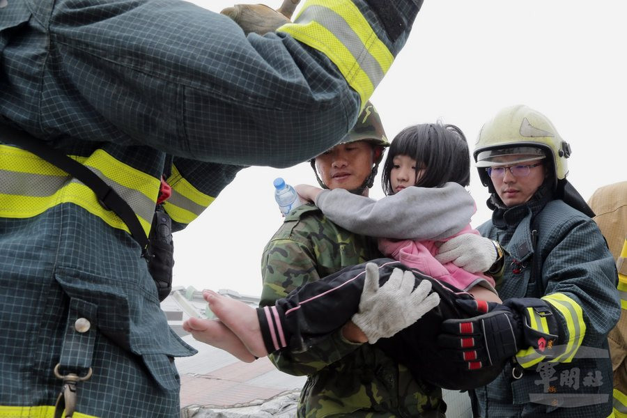 Συγκλονιστικές εικόνες από τις διασώσεις στην Ταιβάν – 120 εγκλωβισμένοι στα ερείπια του σεισμού [ΦΩΤΟ+ΒΙΝΤΕΟ]