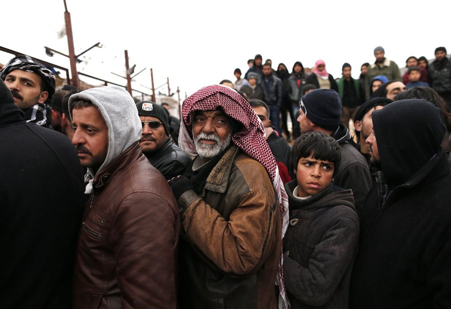 Χιλιάδες Σύροι πρόσφυγες εγκλωβισμένοι στα τουρκικά σύνορα
