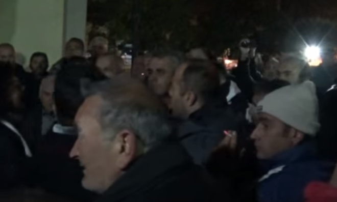 Αγρότες διέκοψαν εκδήλωση του ΣΥΡΙΖΑ και αποδοκίμασαν στελέχη [ΒΙΝΤΕΟ]