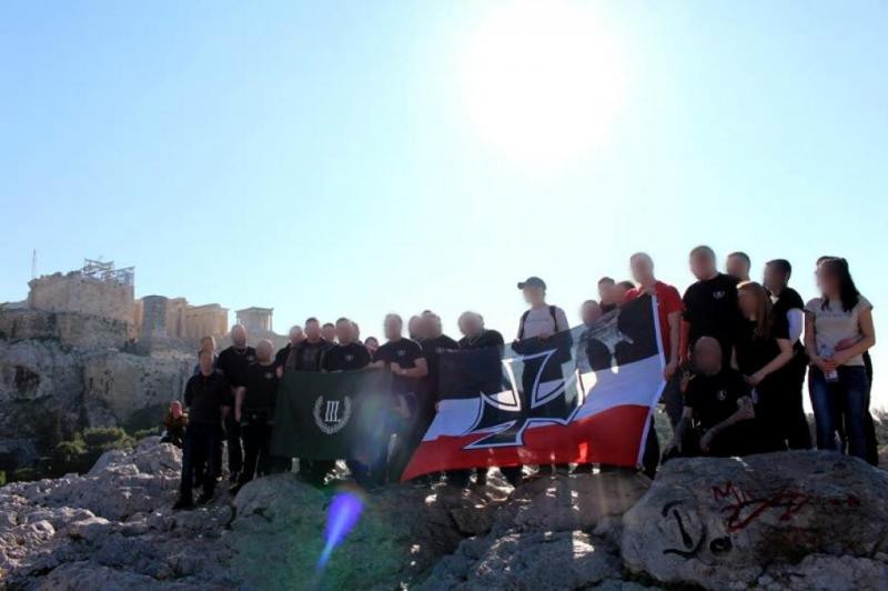 Και τη ναζιστική σημαία στην Ακρόπολη σήκωσαν οι Γερμανοί νεοναζί – φίλοι της Χρυσής Αυγής