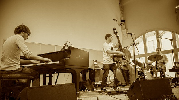 Πιάνο τρίο GoGo Penguin: Η τζαζ που γοητεύει τη νεολαία