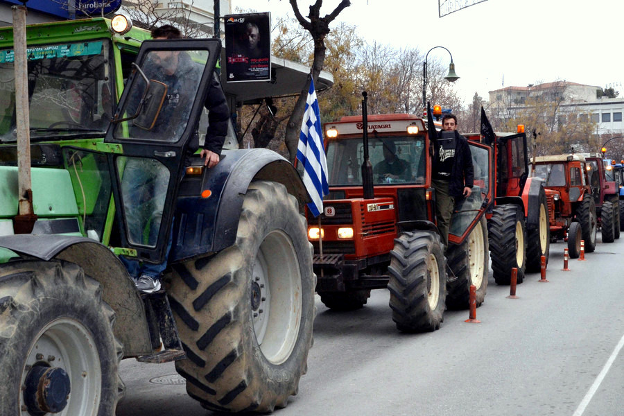 Τα τρακτέρ κατεβαίνουν στην Αθήνα και οι αγρότες κατασκηνώνουν στο Σύνταγμα