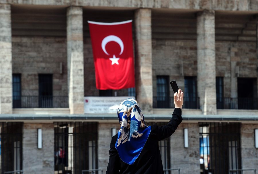 Ανεπιθύμητη στην Τουρκία Νορβηγίδα δημοσιογράφος, επειδή αγάπησε έναν Κούρδο