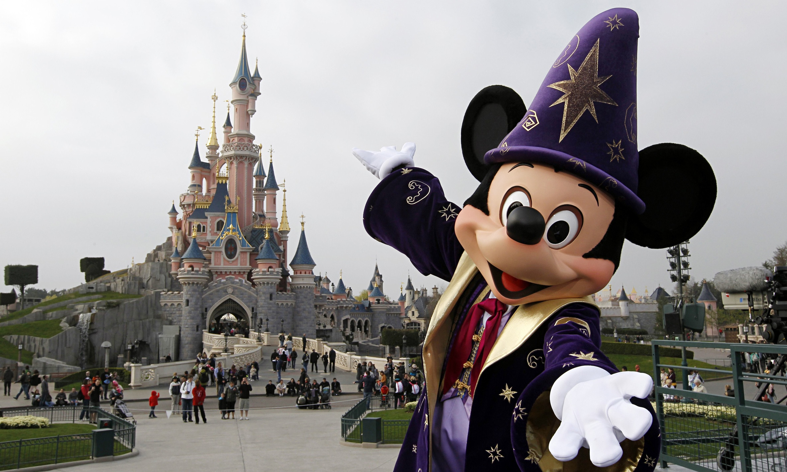 Η Disneyland ψάχνει 45 Έλληνες για να εργαστούν στο Παρίσι – Οι προϋποθέσεις