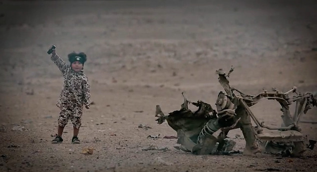 Τετράχρονος ανατινάζει κρατούμενους σε νέο βίντεο του Ισλαμικού Κράτους