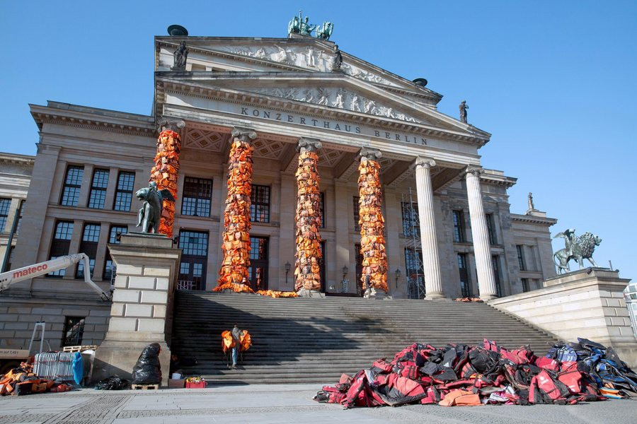 Ο Άι Γουέιγουεϊ  «ντύνει» με σωσίβια από τη Λέσβο το Βερολίνο [ΦΩΤΟΓΡΑΦΙΕΣ]