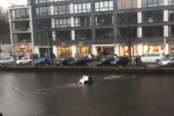 Άμστερνταμ: Περαστικοί έσωσαν μητέρα και παιδί από αυτοκίνητο που βούλιαζε [ΒΙΝΤΕΟ]