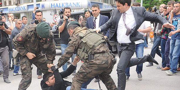 Πρόστιμο στον διαδηλωτή που κλώτσησε το αυτοκίνητο του Ερντογάν [BINTEO]