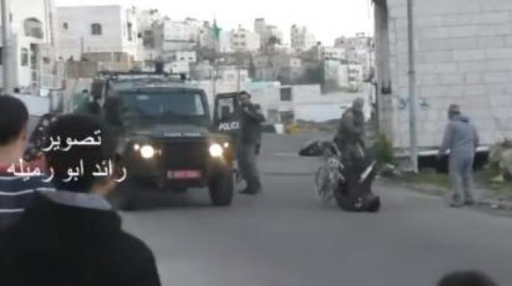 Ισραηλινός αστυνομικός ρίχνει Παλαιστίνιο από αναπηρικό καροτσάκι [ΒΙΝΤΕΟ]