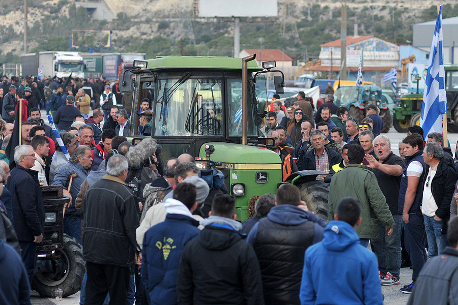 Οι αγρότες έκλεισαν την εθνική Λαμίας – Αθηνών στον κόμβο του Μπράλου