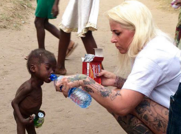 Νιγηρία: Η στιγμή που ένα δίχρονο εγκαταλελειμμένο, υποσιτισμένο αγοράκι πίνει επιτέλους νερό