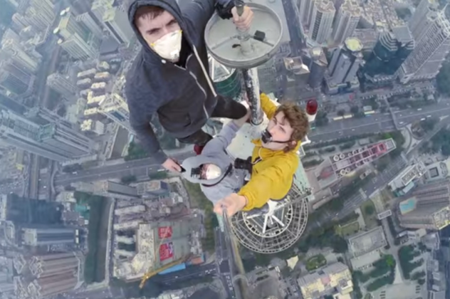 Σκαρφάλωσαν σε ουρανοξύστη 360 μέτρων για μια selfie [ΒΙΝΤΕΟ]