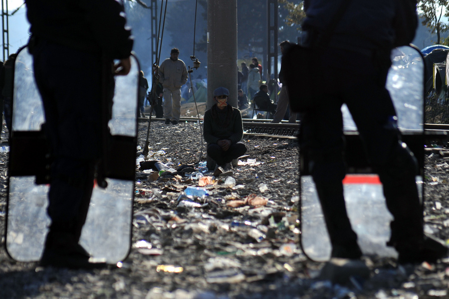 Σκοπιανοί συνοριοφύλακες κυνηγούν με άγρια σκυλιά τους πρόσφυγες